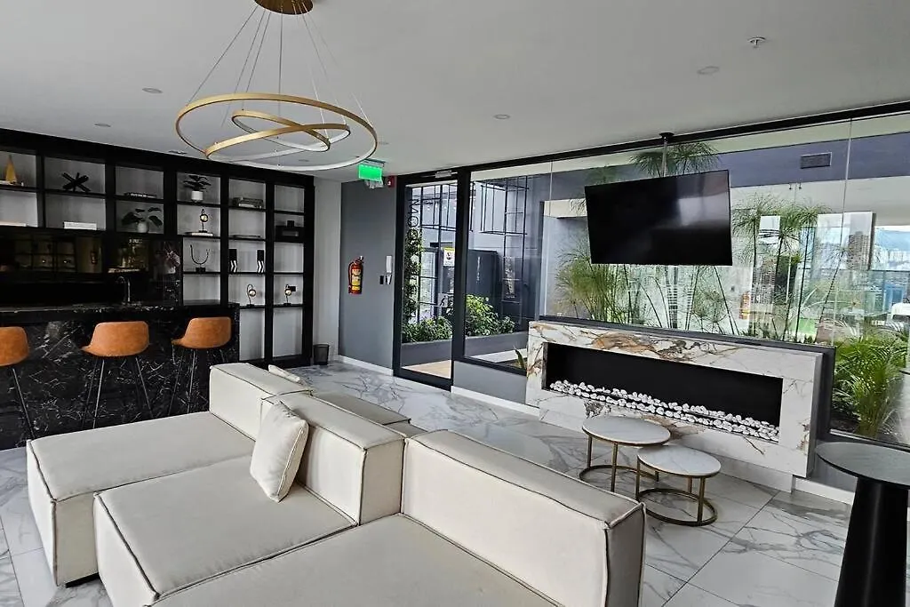 キトEdificio Xoe - Piso 17 Parque La Carolinaアパートメント